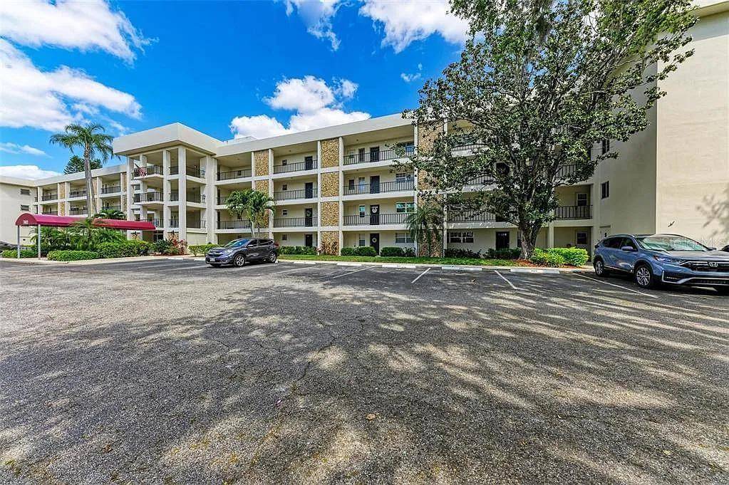 Sarasota, FL 34243,7461 W COUNTRY CLUB NORTH DR #407