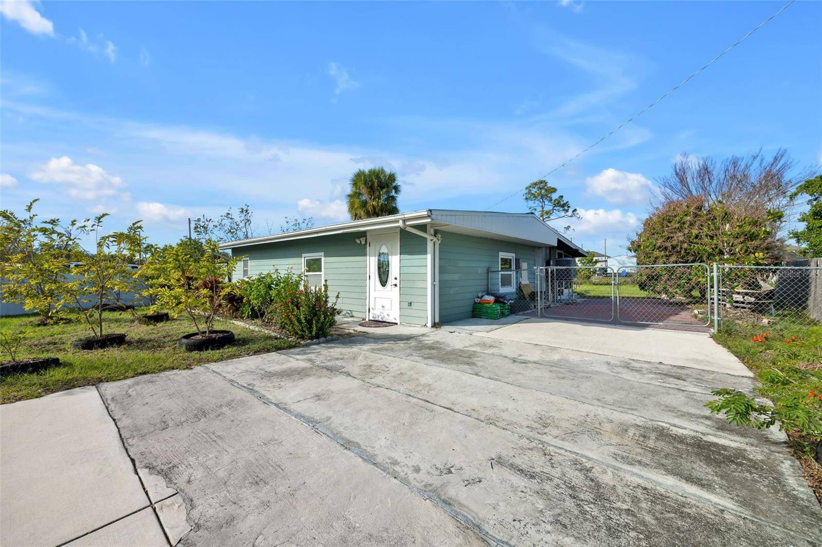 Ruskin, FL 33570,607 2ND AVE NW