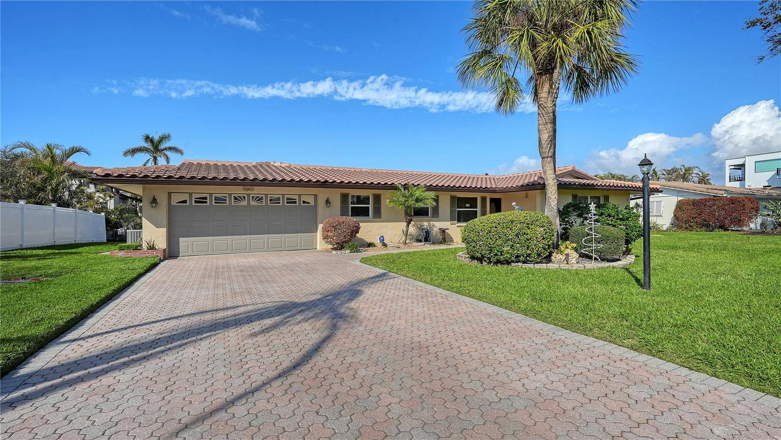 Longboat Key, FL 34228,537 HALYARD LN