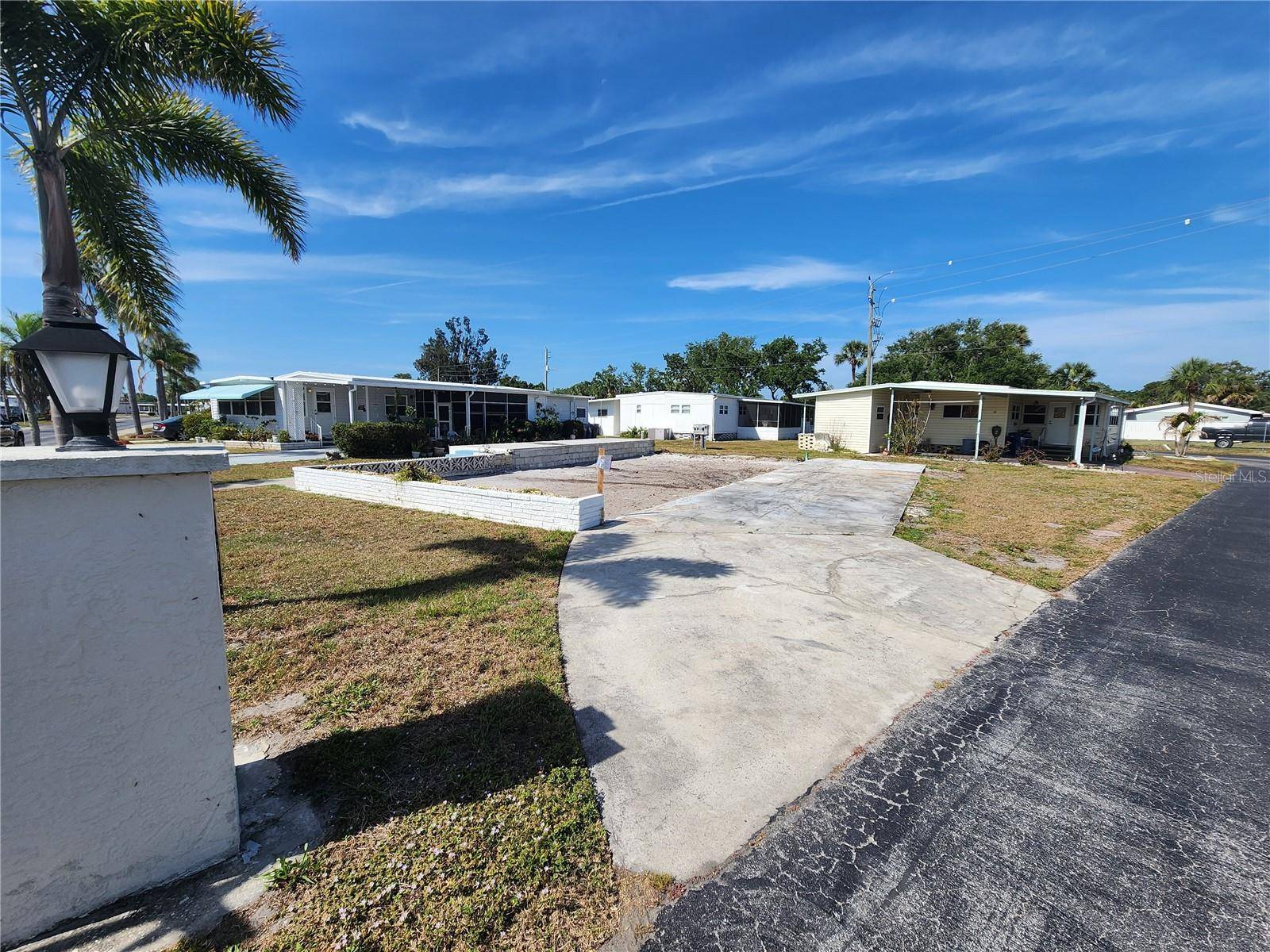 Bradenton, FL 34207,5302 CHATEAU LN
