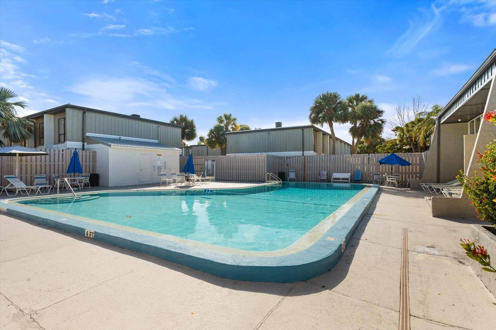 Sarasota, FL 34233,4001 BENEVA RD #208
