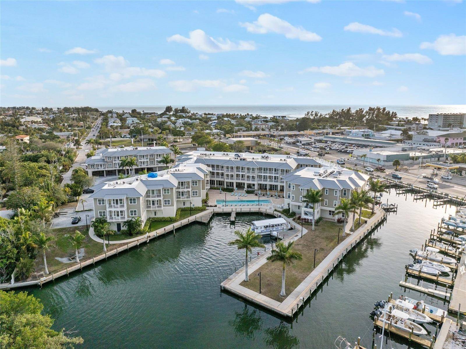 Holmes Beach, FL 34217,5325 MARINA DR #333