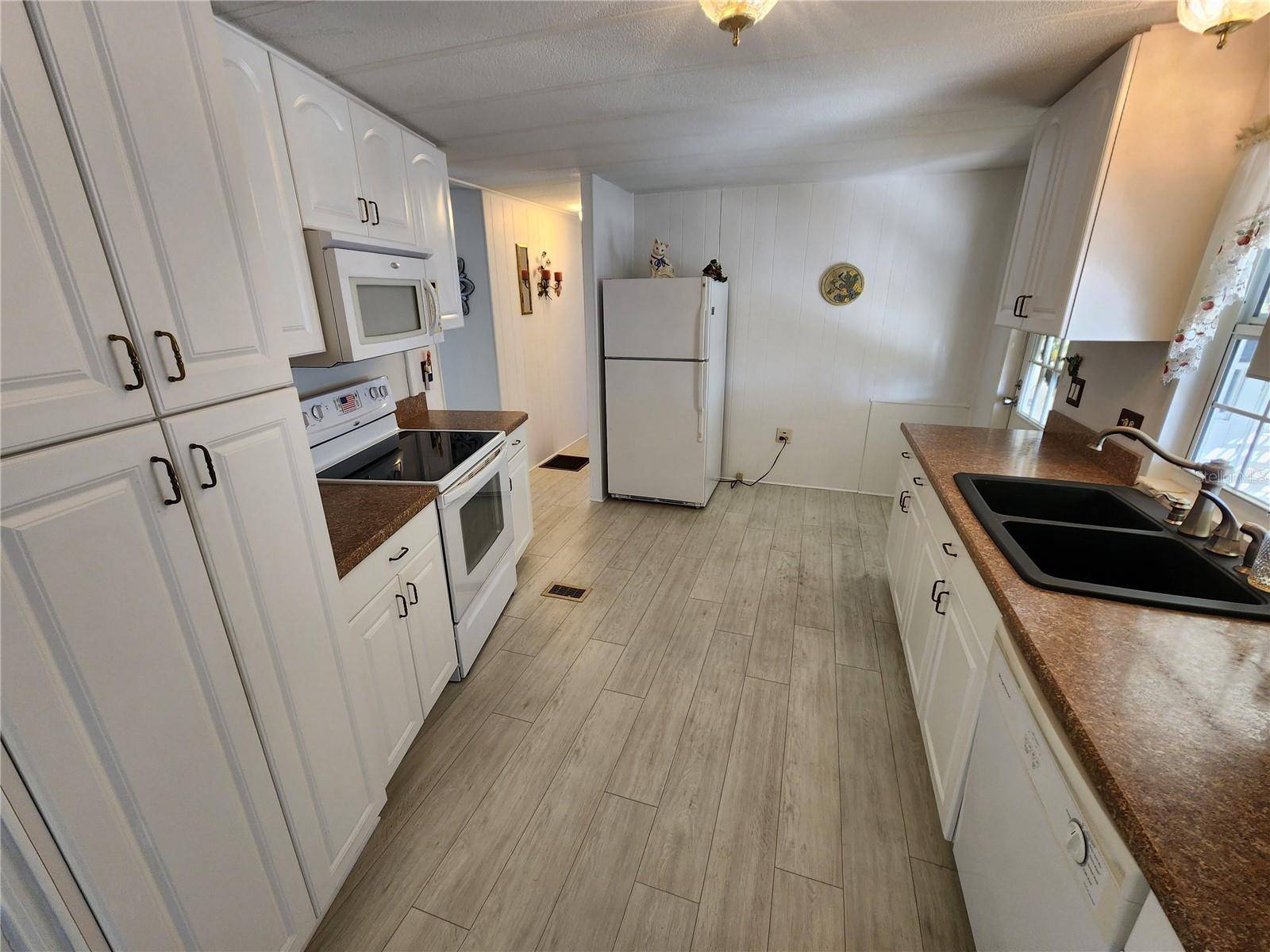 Bradenton, FL 34203,808 53RD AVE E #9