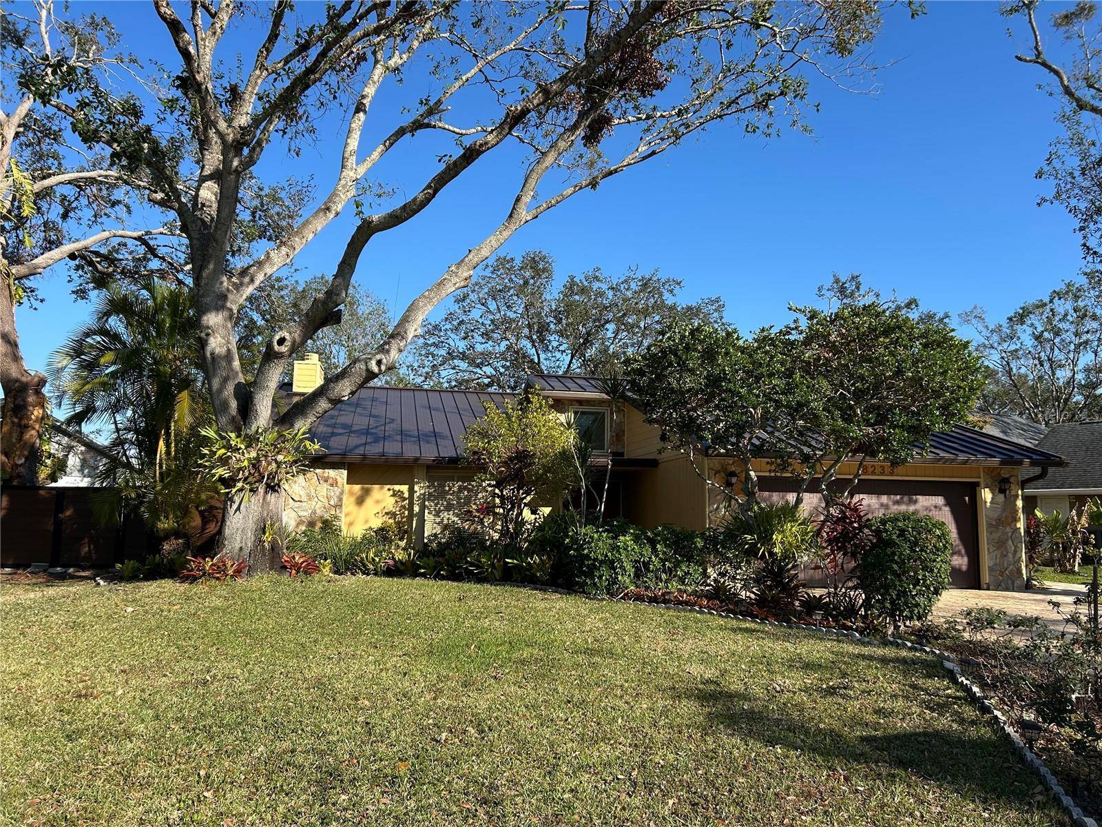Sarasota, FL 34243,8233 CYPRESS LAKE DR