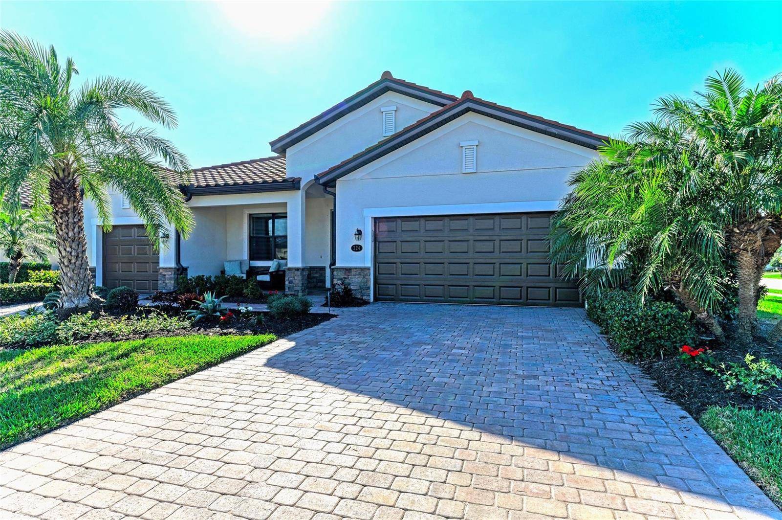 Bradenton, FL 34212,324 WHISPERING PALMS LN