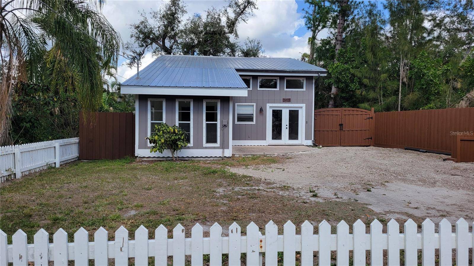 Sarasota, FL 34231,2433 BURLINGTON LN