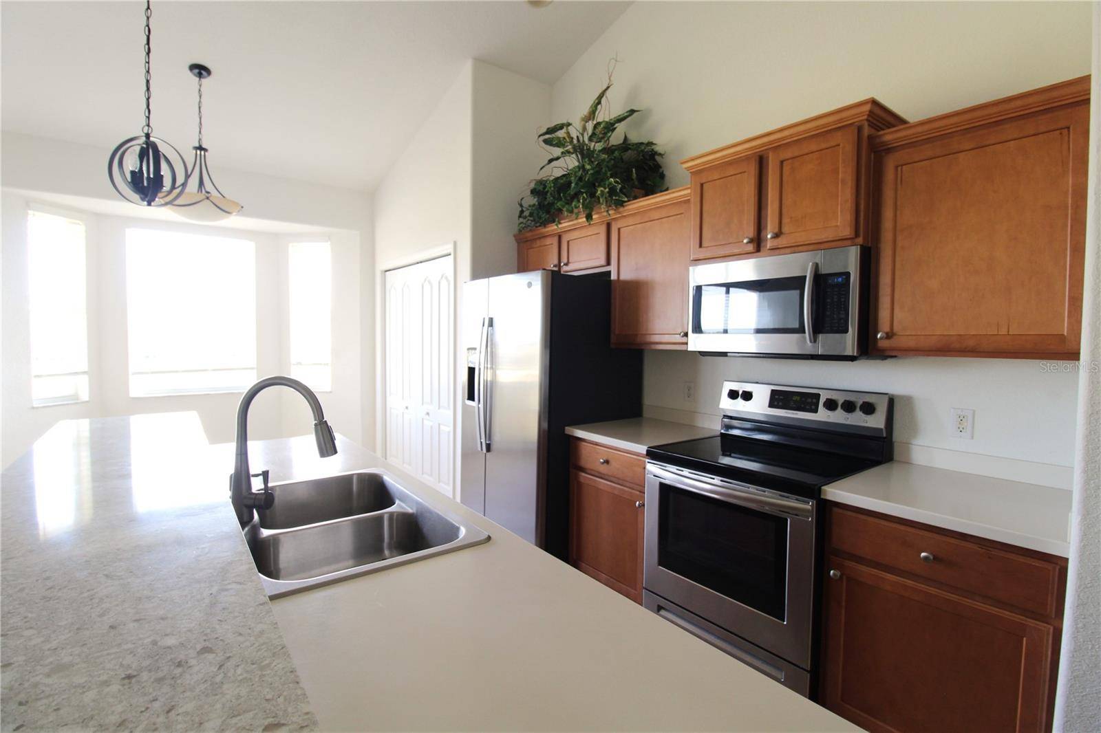 Bradenton, FL 34212,915 FAIRWAYCOVE LN #202