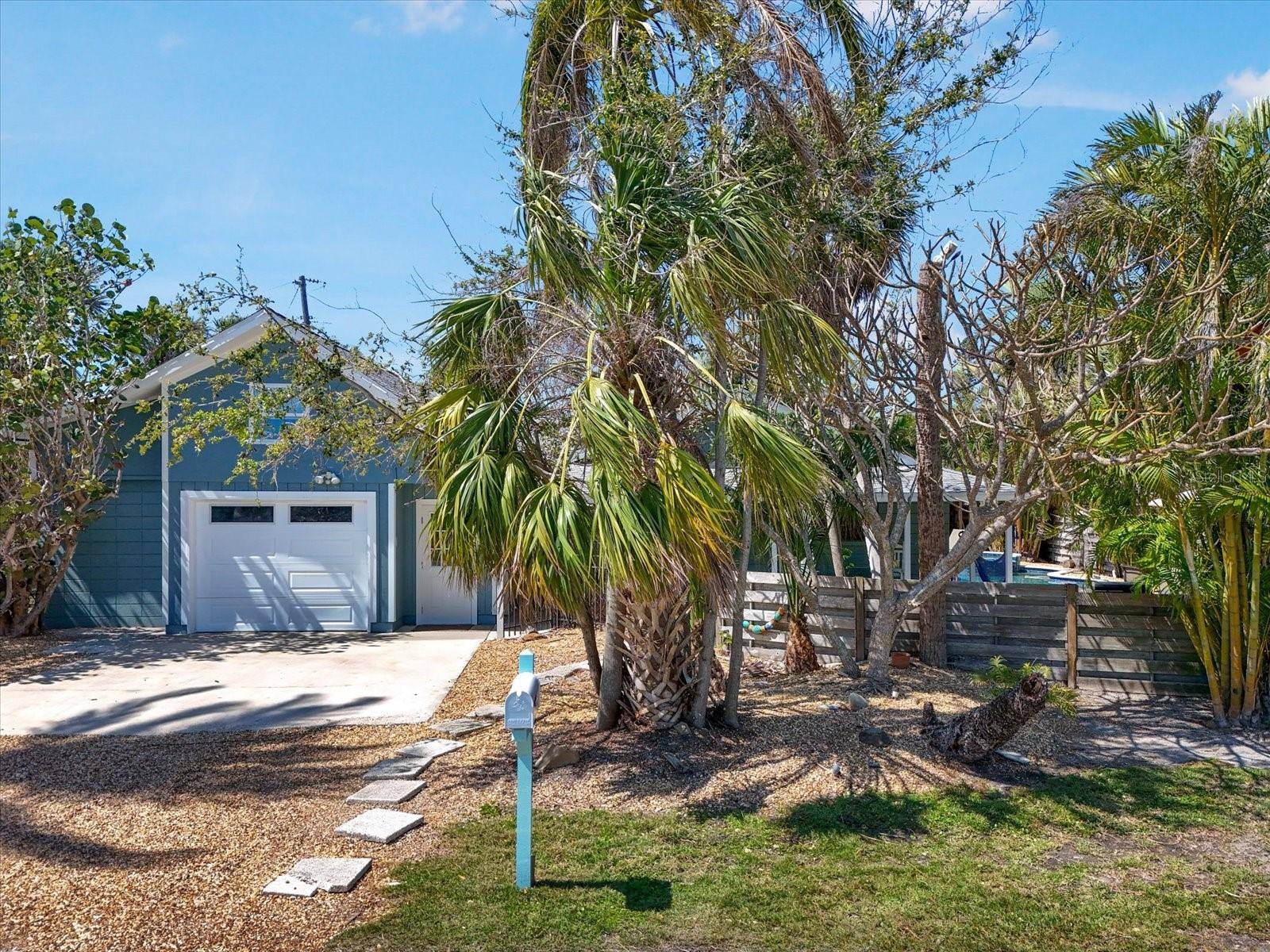 Holmes Beach, FL 34217,402 71ST ST