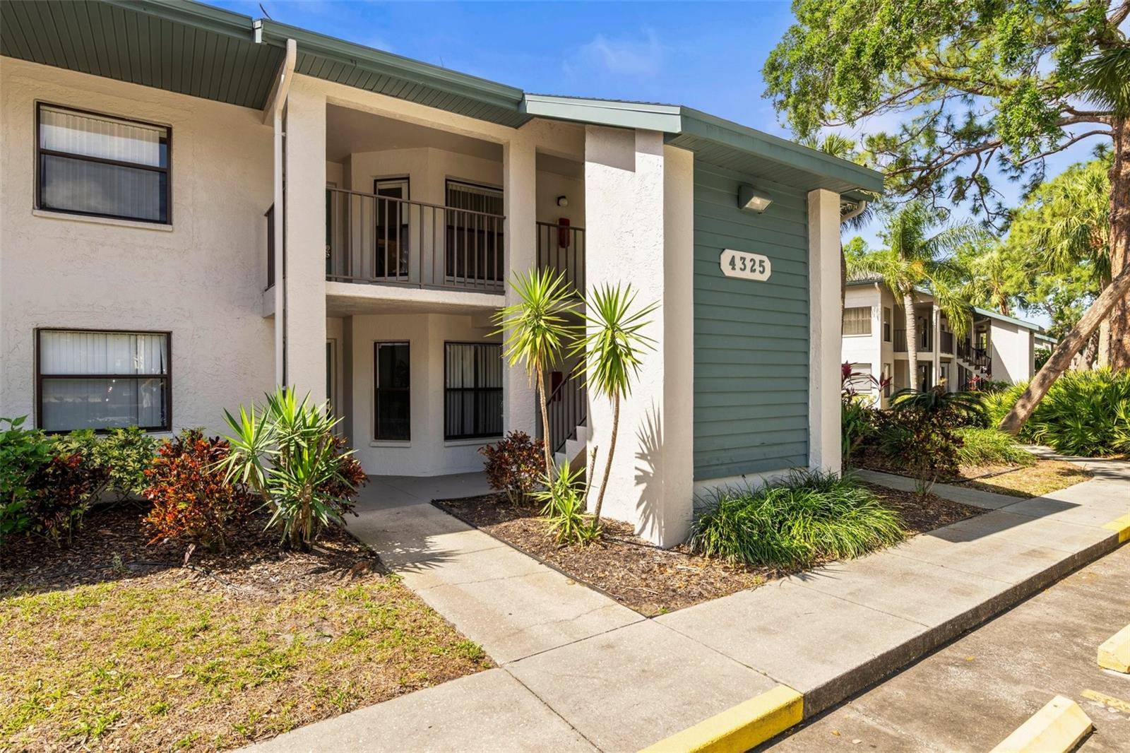 Bradenton, FL 34210,4325 46TH AVE W #104