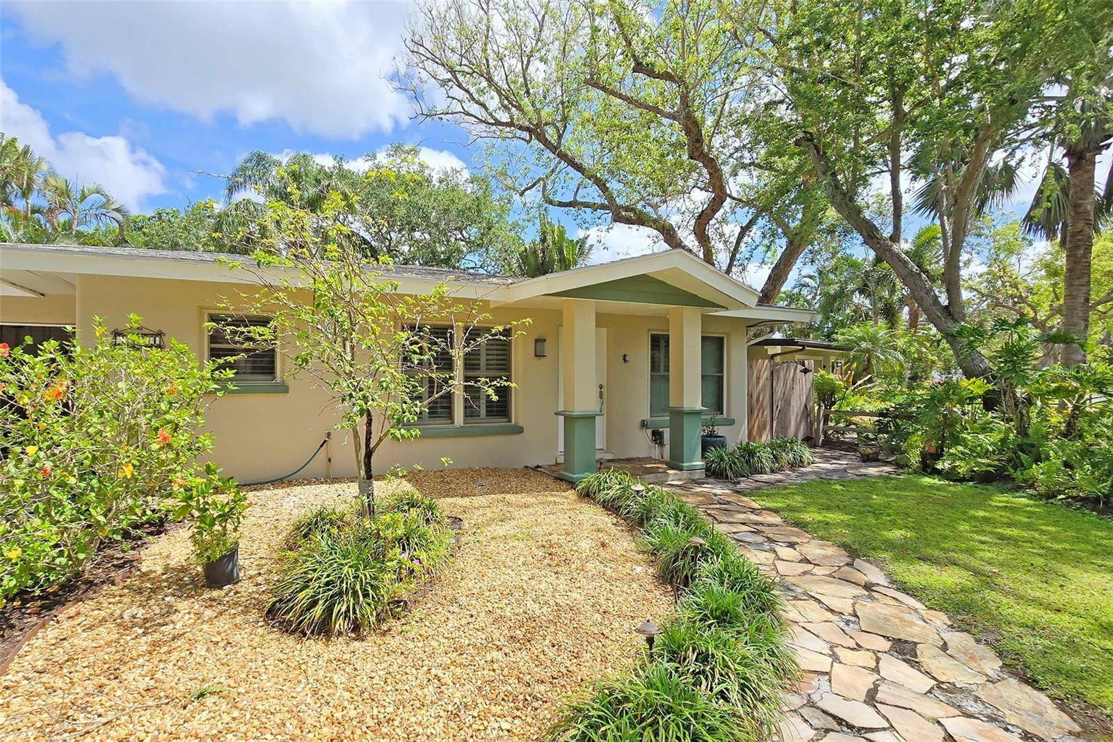 Sarasota, FL 34234,3004 BAY SHORE CIR