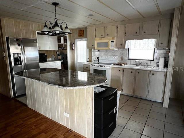 Bradenton, FL 34207,606 CYPRUS CT