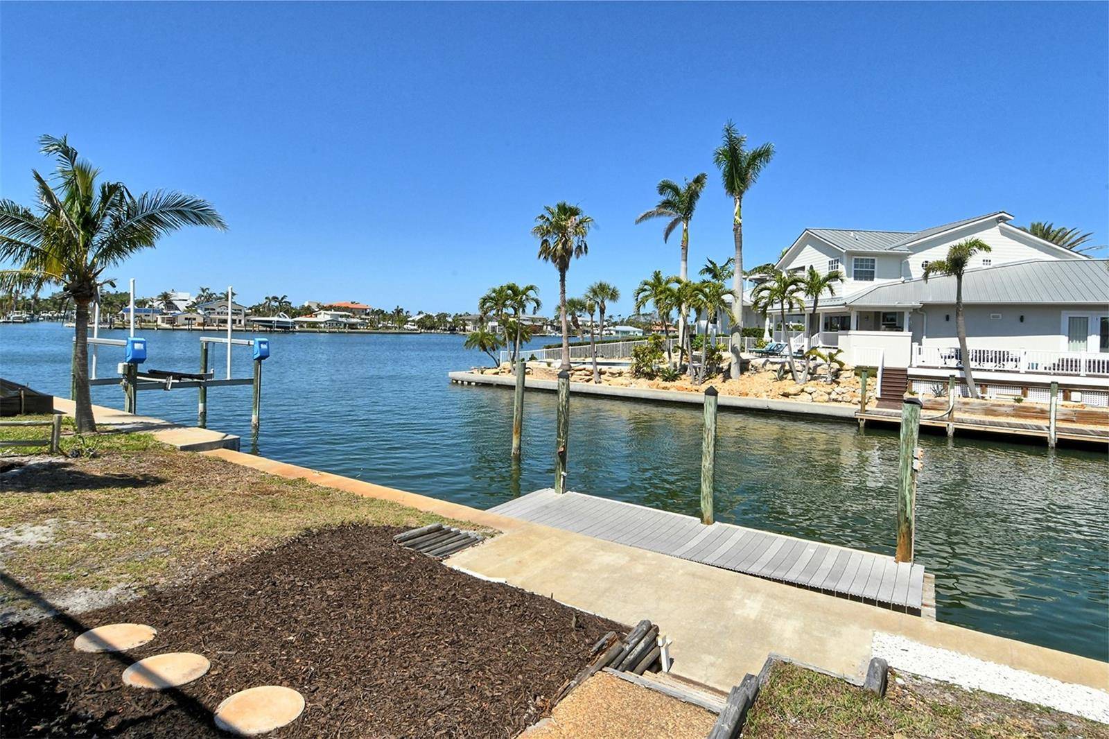 Holmes Beach, FL 34217,621 IVANHOE LN