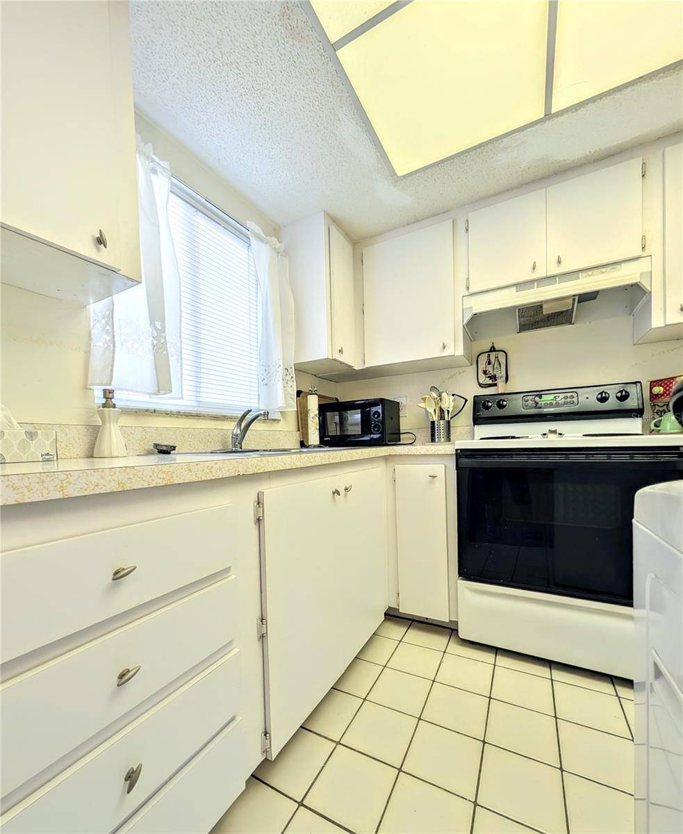 Bradenton, FL 34205,3559 LAKE BAYSHORE DR #J-204