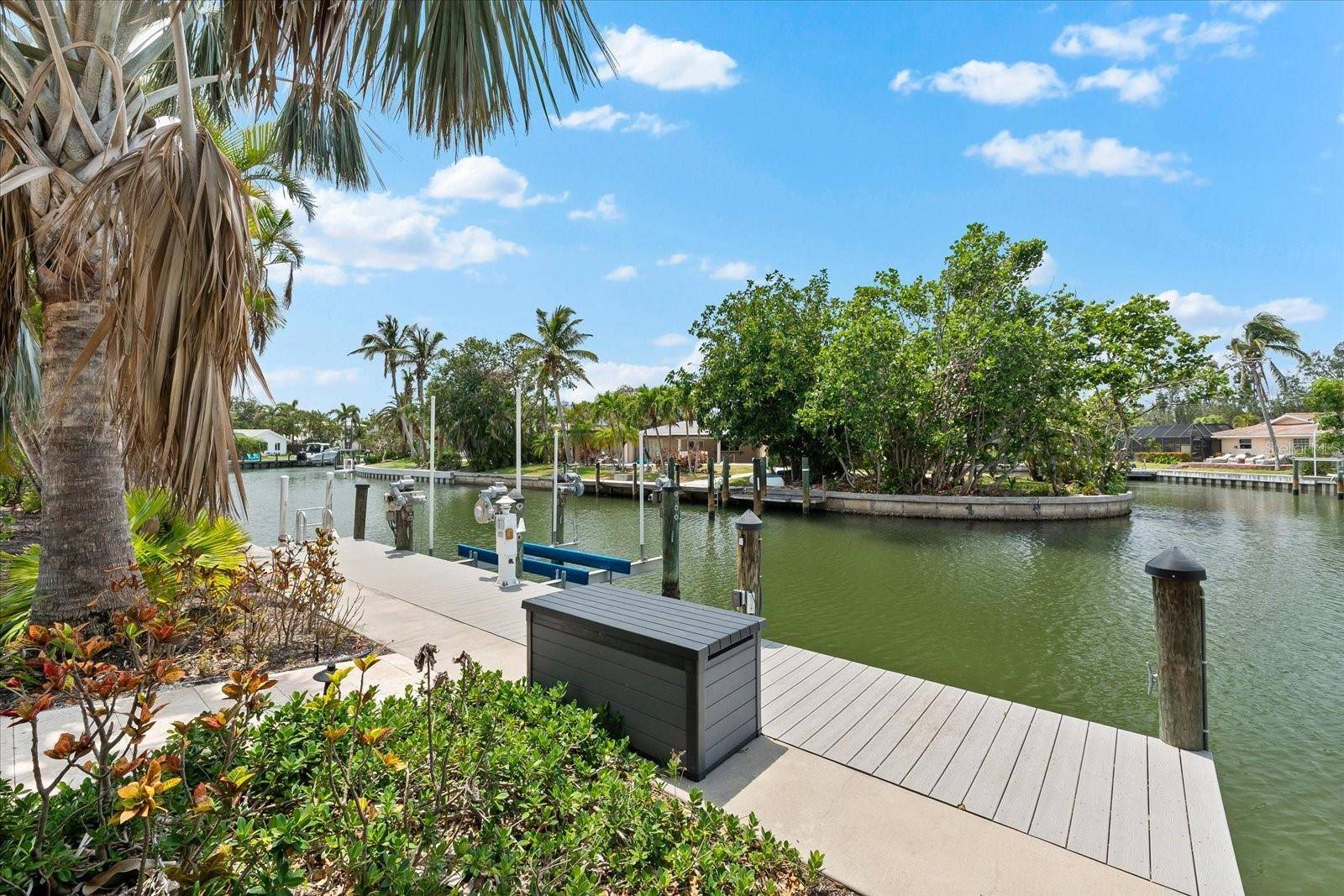 Sarasota, FL 34242,868 SIESTA KEY CIR