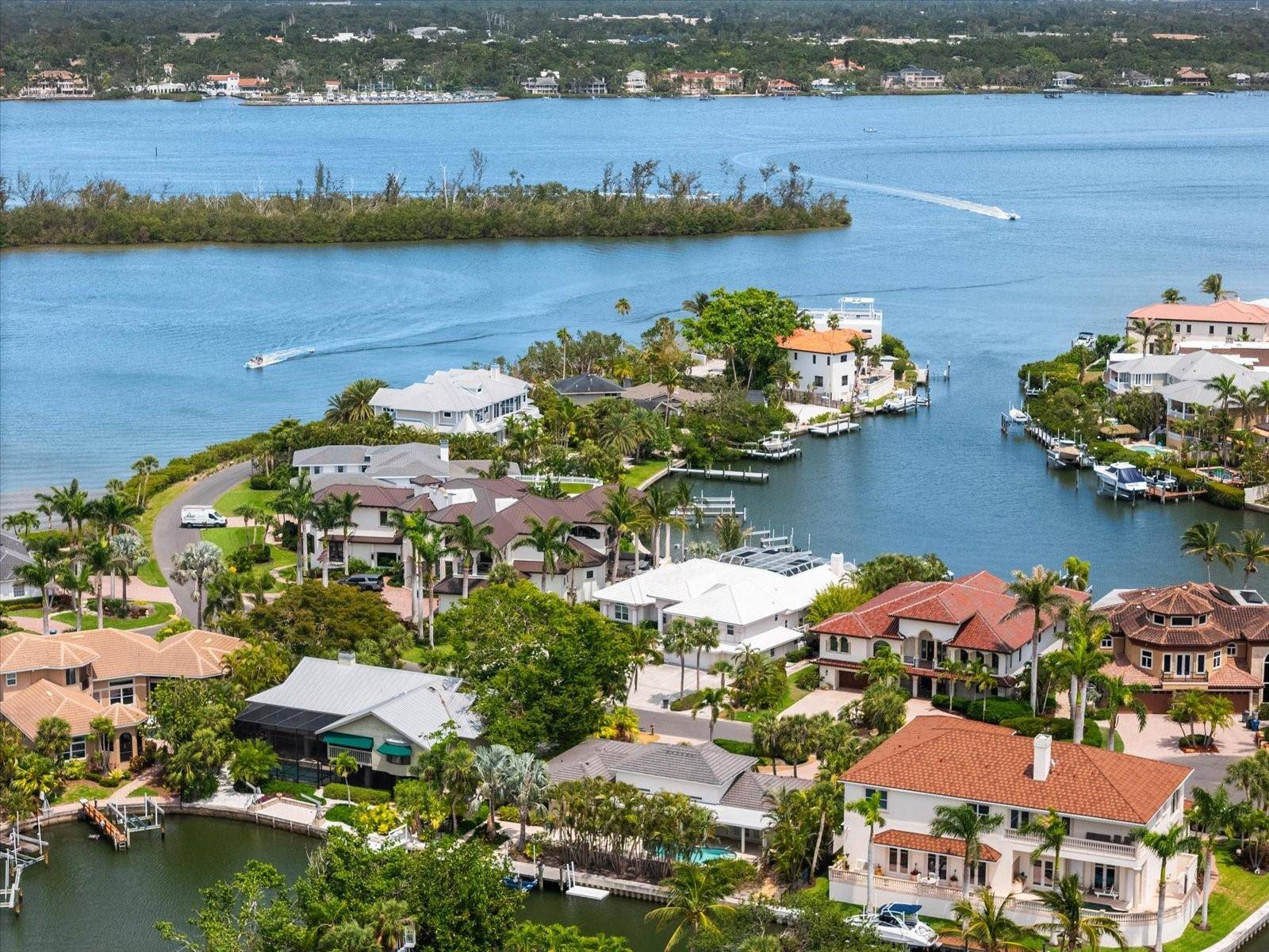 Sarasota, FL 34242,868 SIESTA KEY CIR