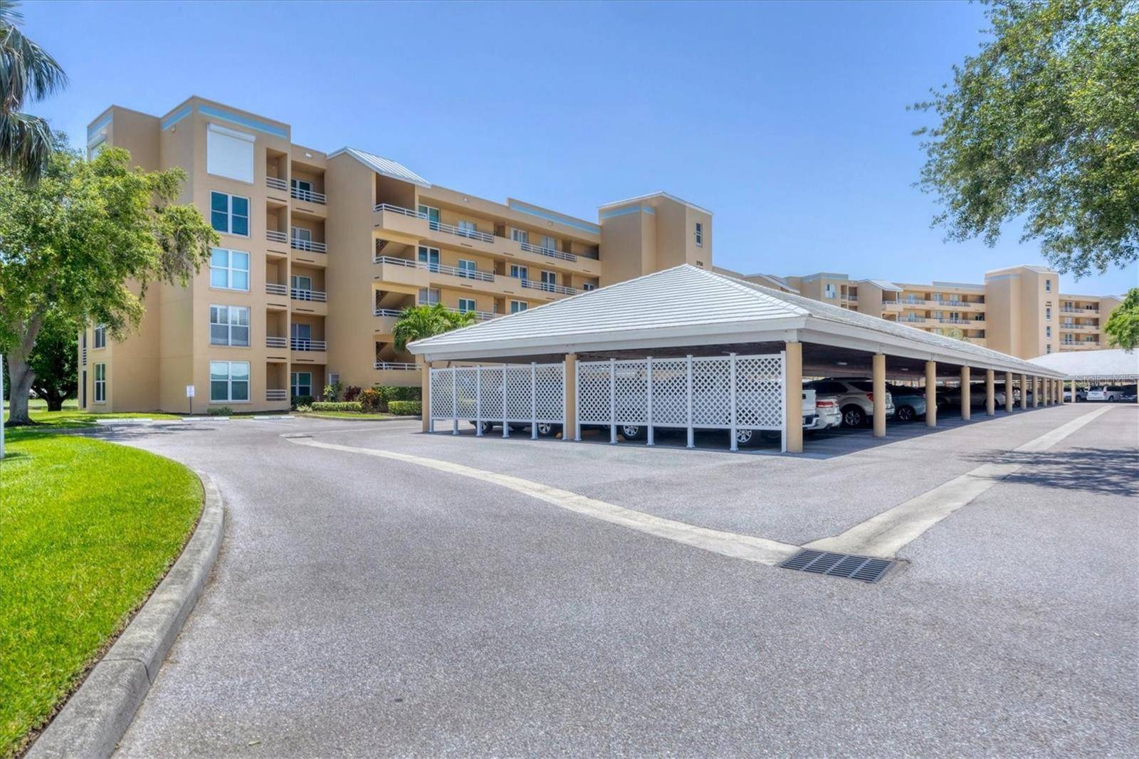 Bradenton, FL 34209,3750 PINEBROOK CIR #405