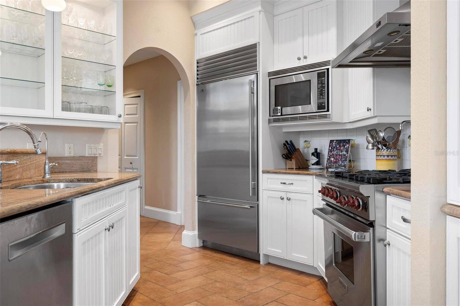 Holmes Beach, FL 34217,512 77TH ST