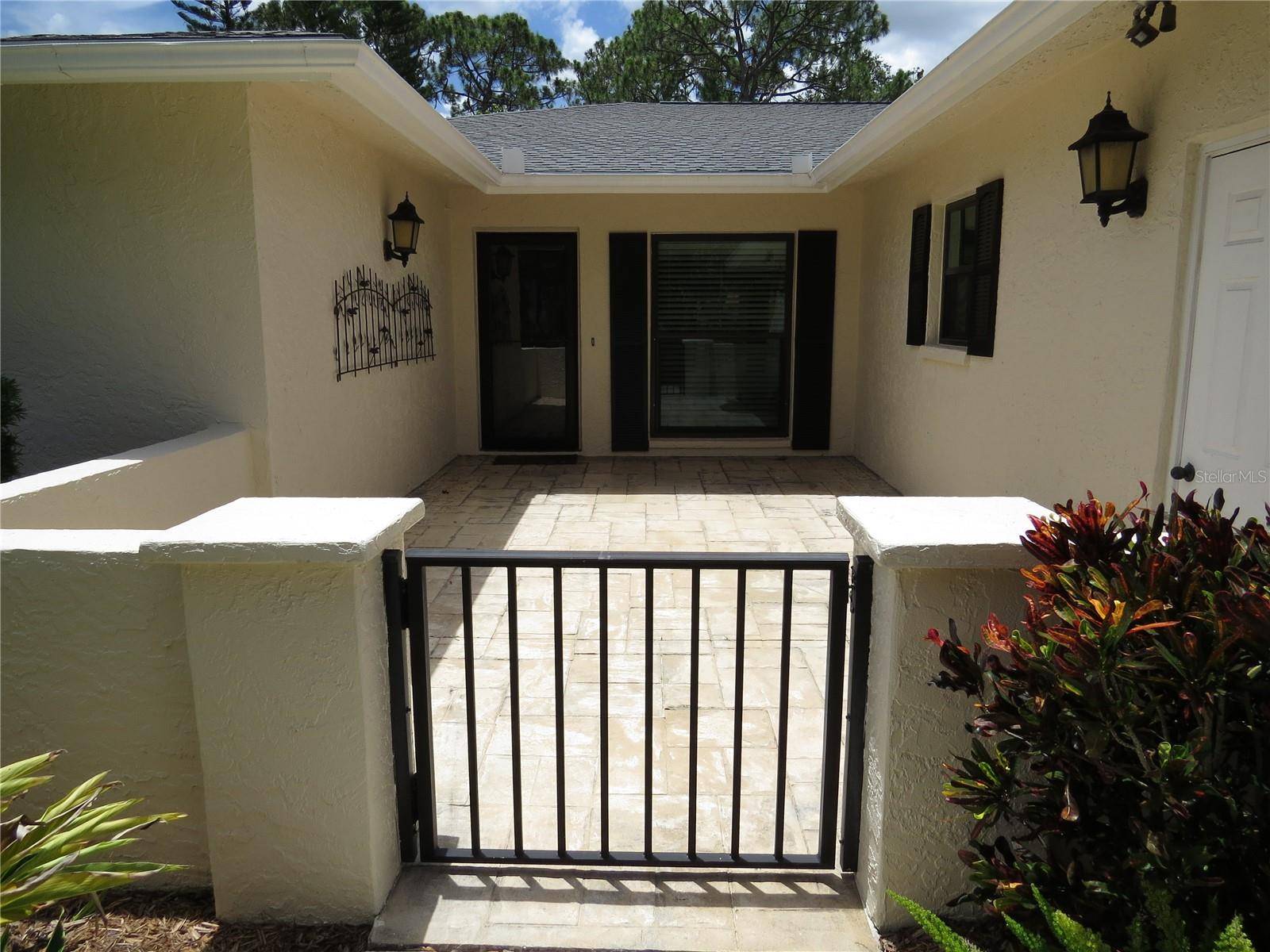 Sarasota, FL 34243,7157 FAIRWAY BEND CIR