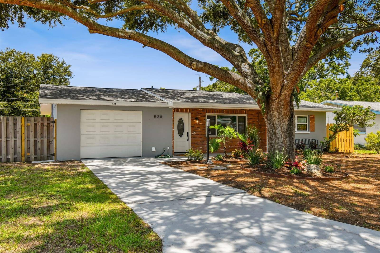 Dunedin, FL 34698,528 MANOR DR