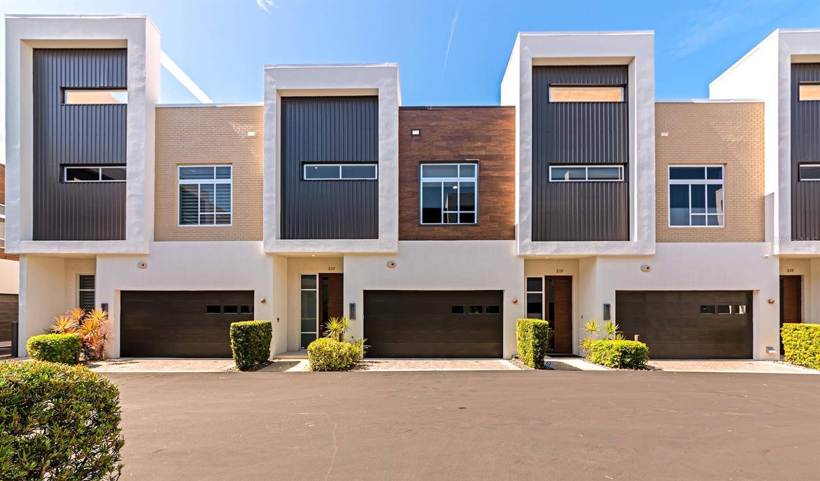 Sarasota, FL 34236,233 COSMOPOLITAN CT