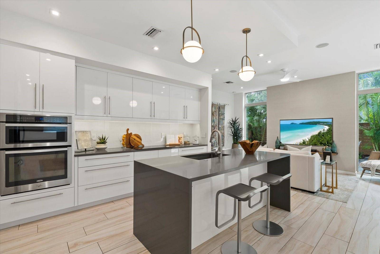 Sarasota, FL 34234,2814 W TAMIAMI CIR