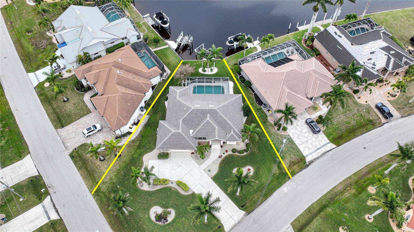 Punta Gorda, FL 33950,527 SAINT GIRONS CT