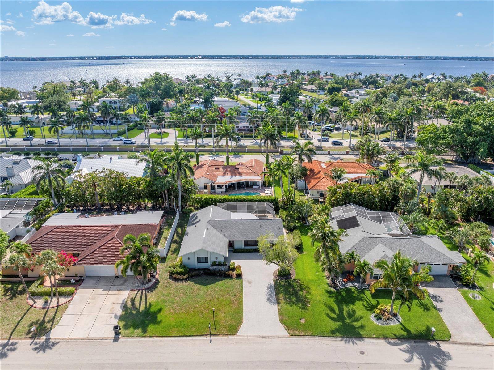Fort Myers, FL 33919,5240 FAIRFIELD DR