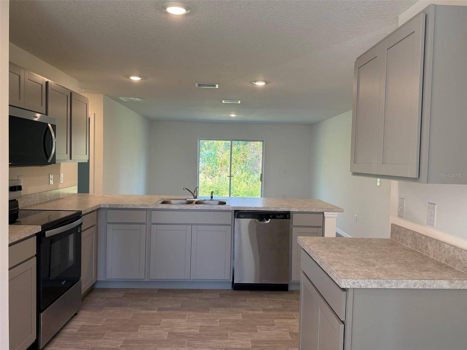 Poinciana, FL 34759,892 HUDSON VALLEY DR