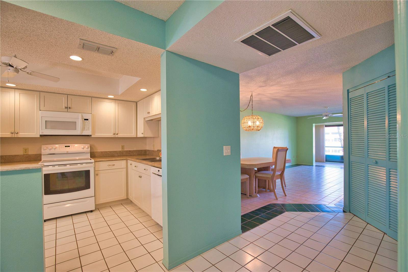 Englewood, FL 34223,405 PINE HOLLOW CIR #405