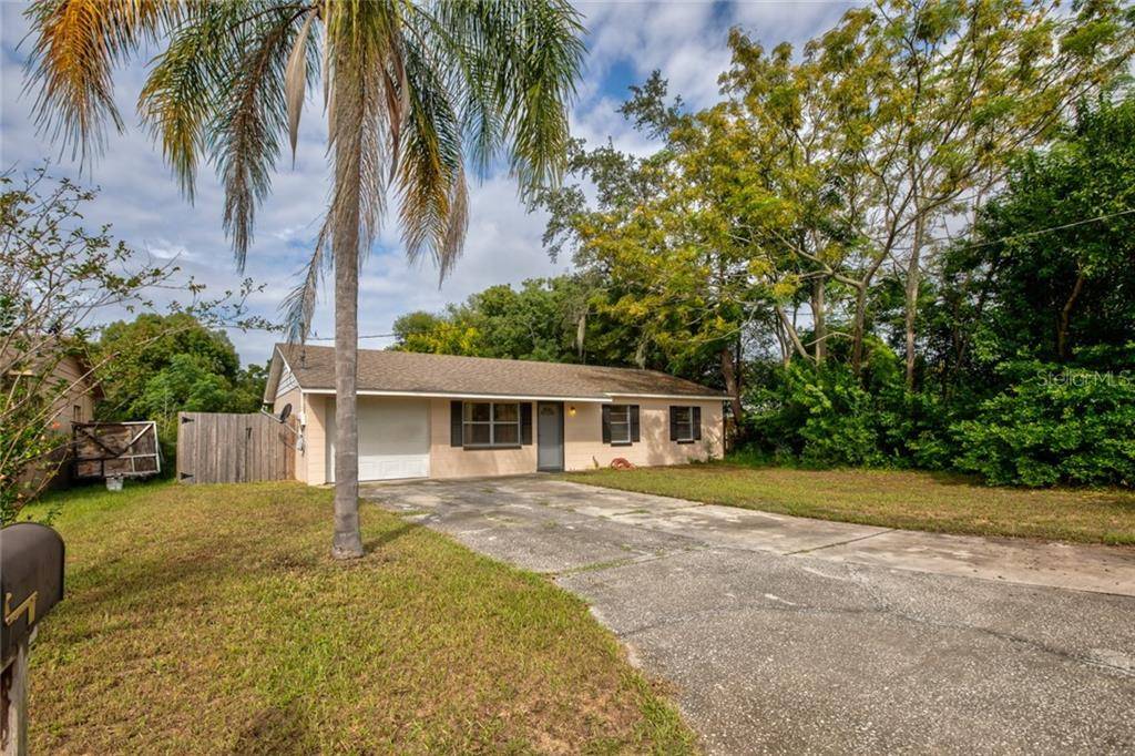 Tavares, FL 32778,607 RIDGE PLACE