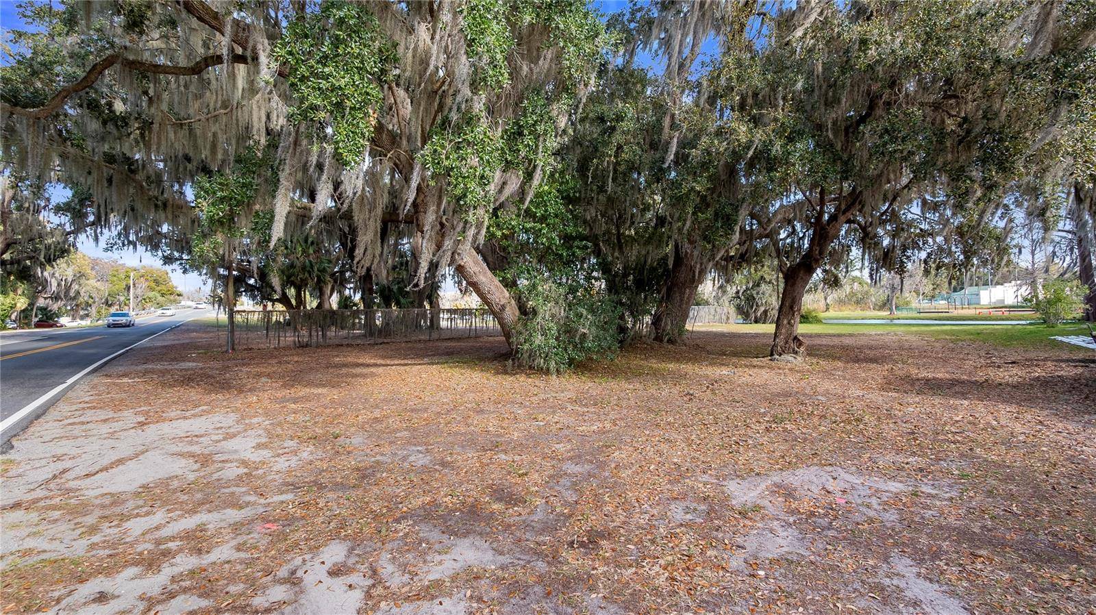 Eustis, FL 32726,403 LAKESHORE DR