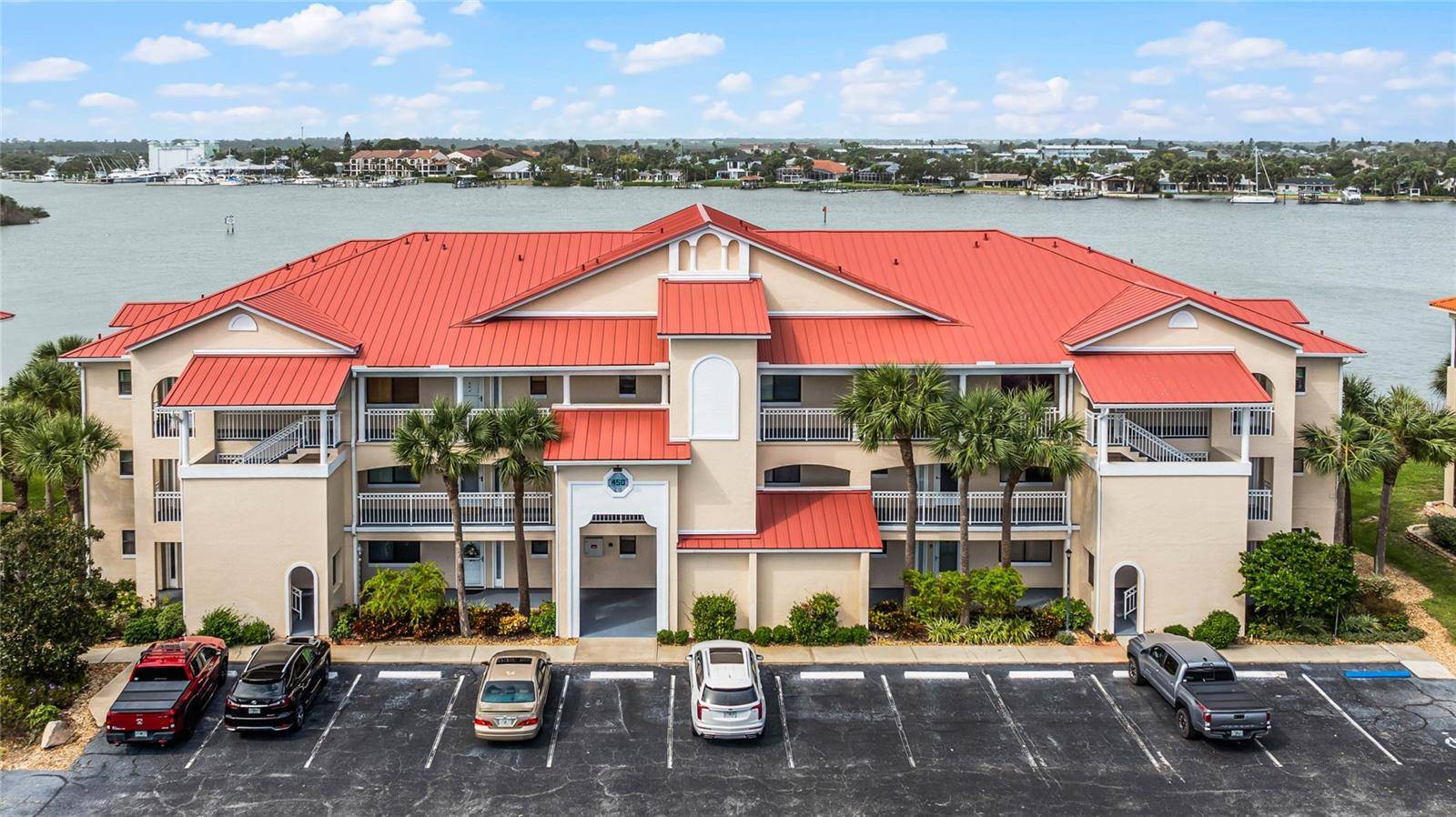 New Smyrna Beach, FL 32169,450 BOUCHELLE DR #301