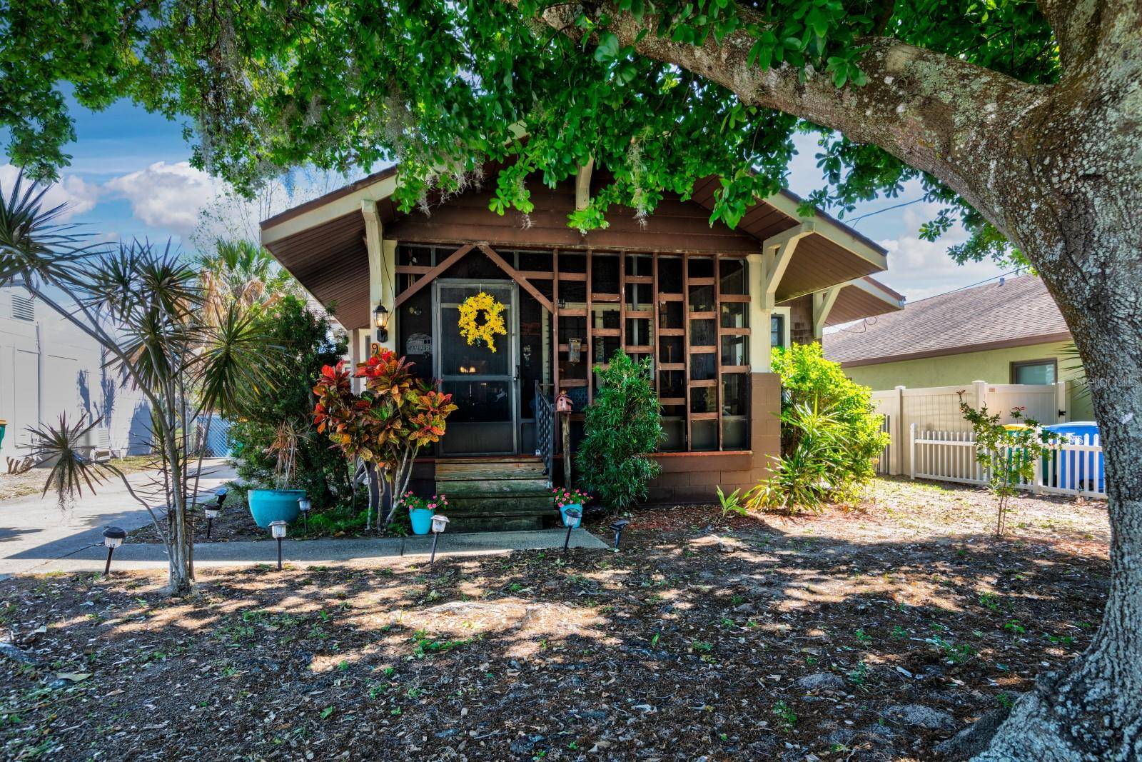 Tavares, FL 32778,948 DORA AVE