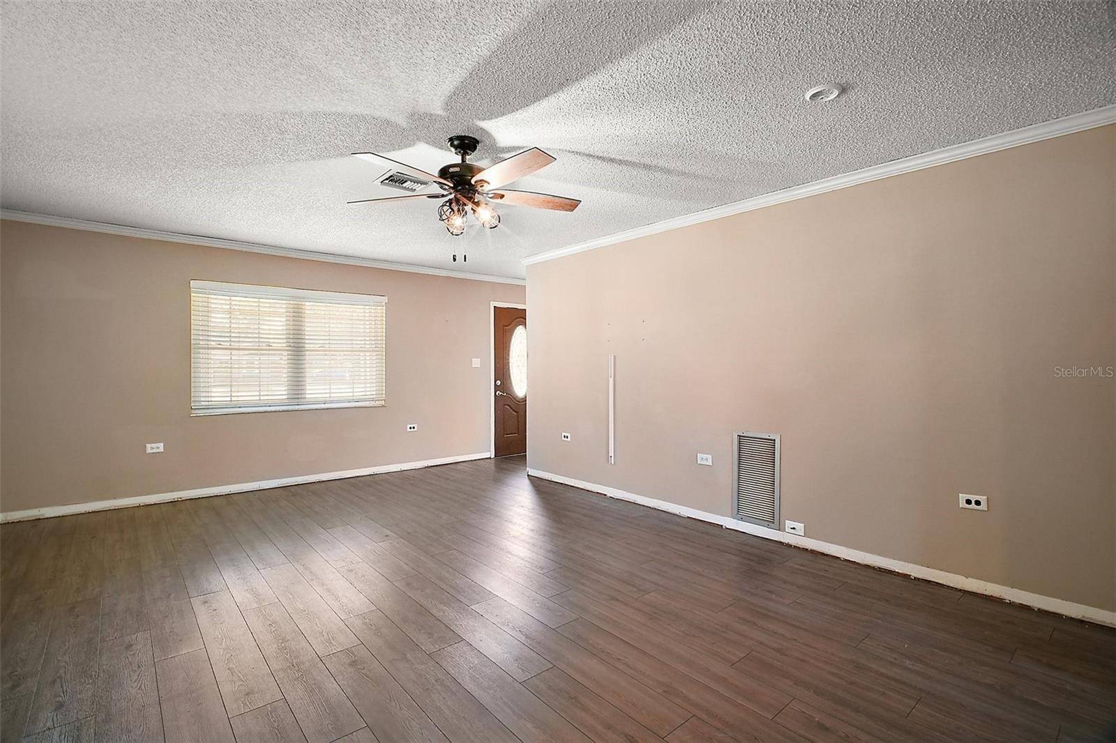 Tavares, FL 32778,208 PALM WAY
