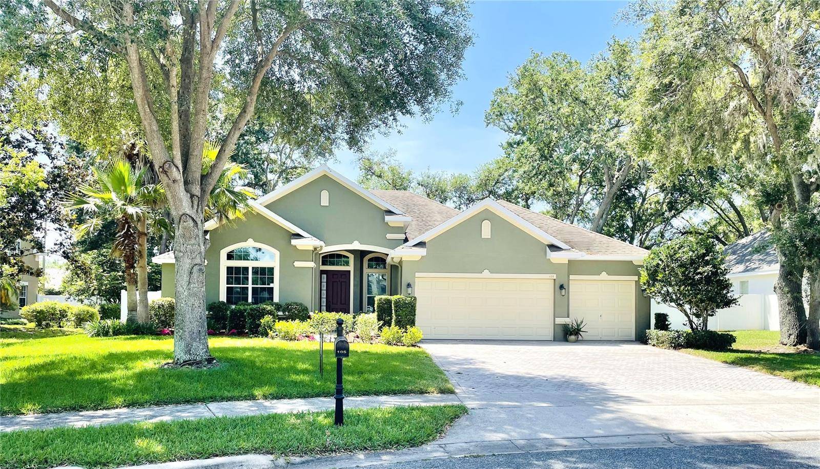 Eustis, FL 32736,105 E BLUE WATER EDGE DR