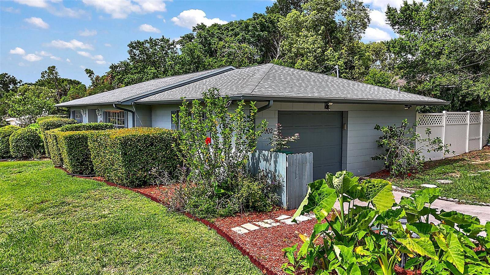 Eustis, FL 32726,902 LAKEVIEW DR