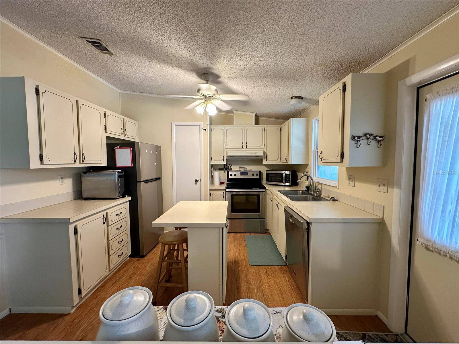 Lady Lake, FL 32159,902 ROSE LN