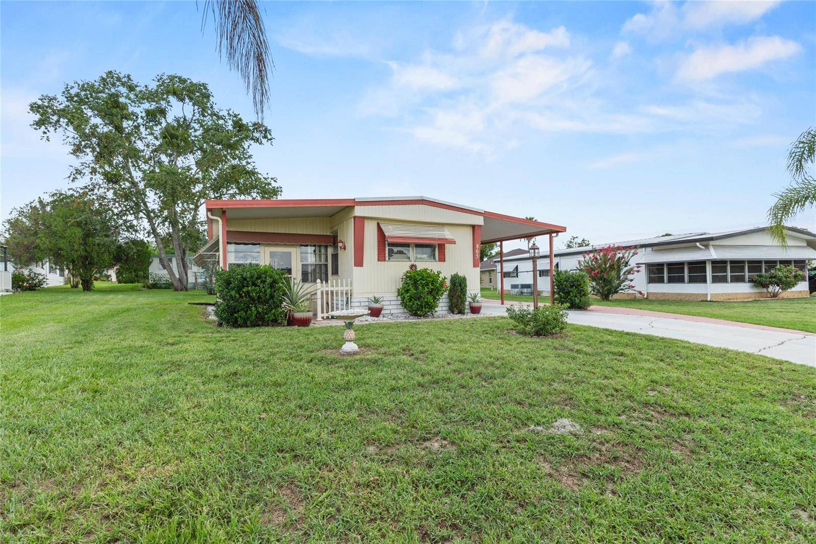 Lady Lake, FL 32159,805 ROYAL PALM AVE