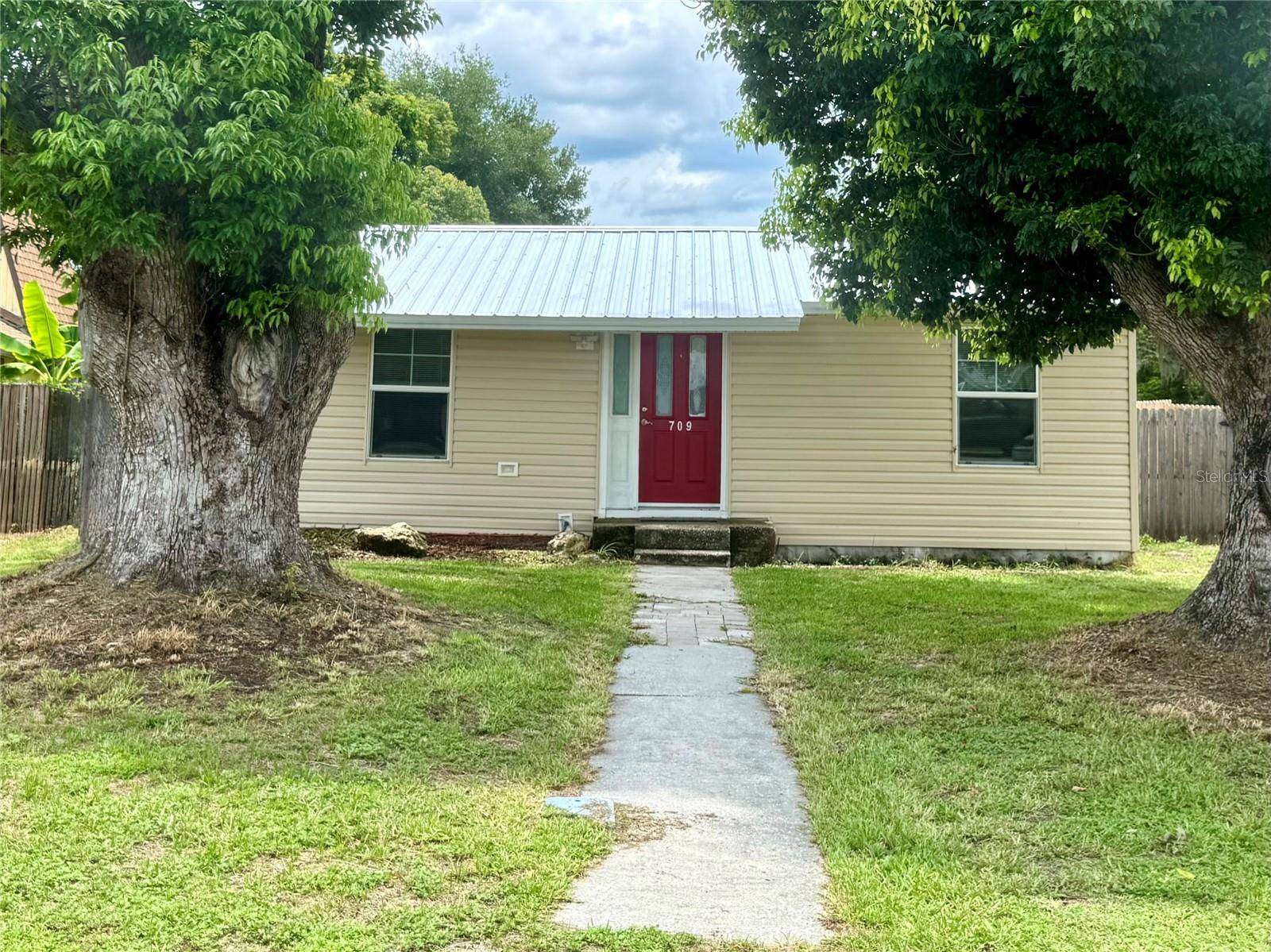 Fruitland Park, FL 34731,709 S DIXIE AVE