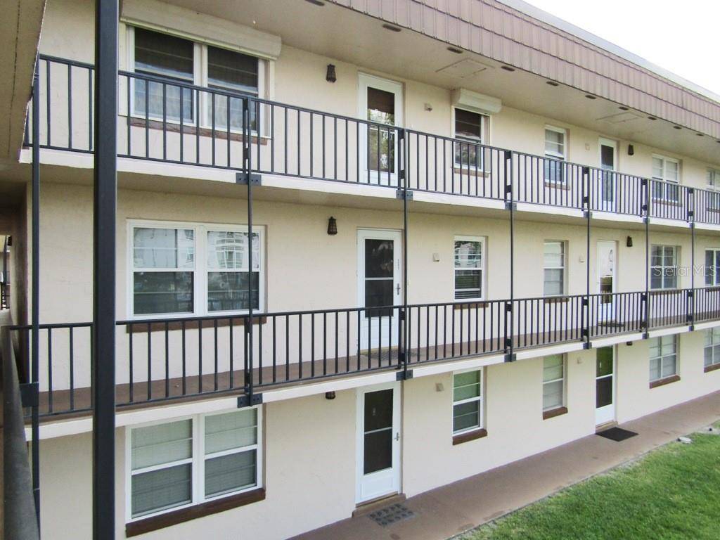 Winter Haven, FL 33880,333 LAKE HOWARD DR NW #201C