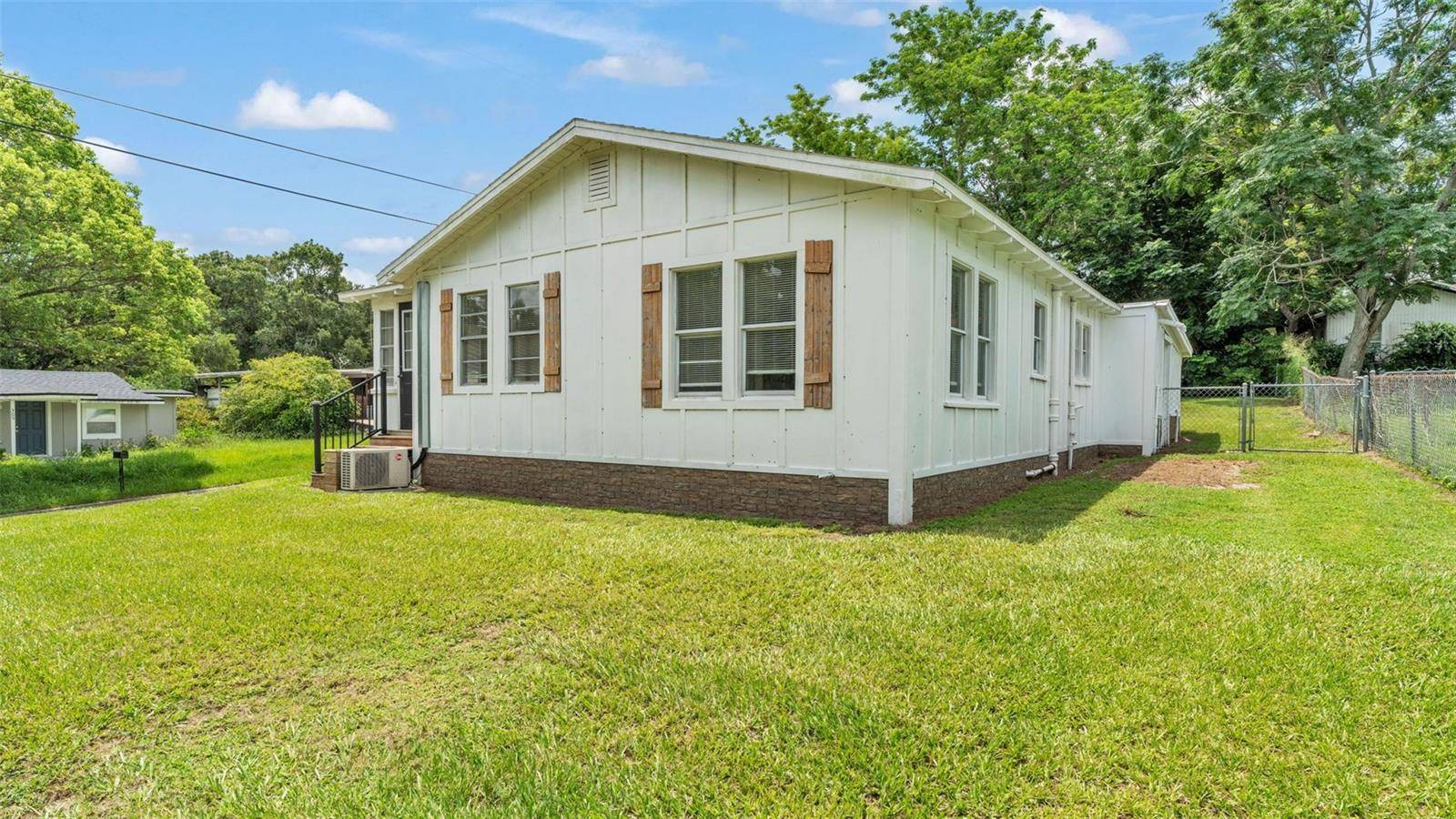 Lake Wales, FL 33853,301 WEAVER AVE