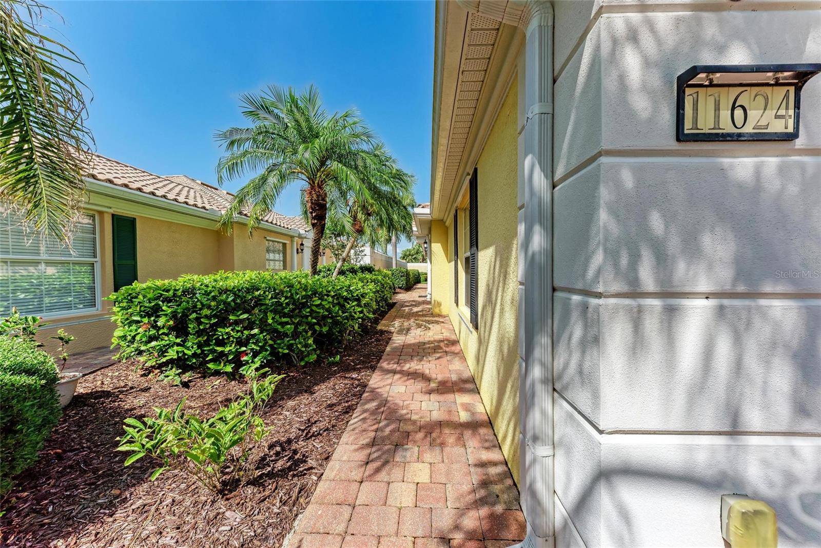 Sarasota, FL 34238,11624 GARESSIO LN