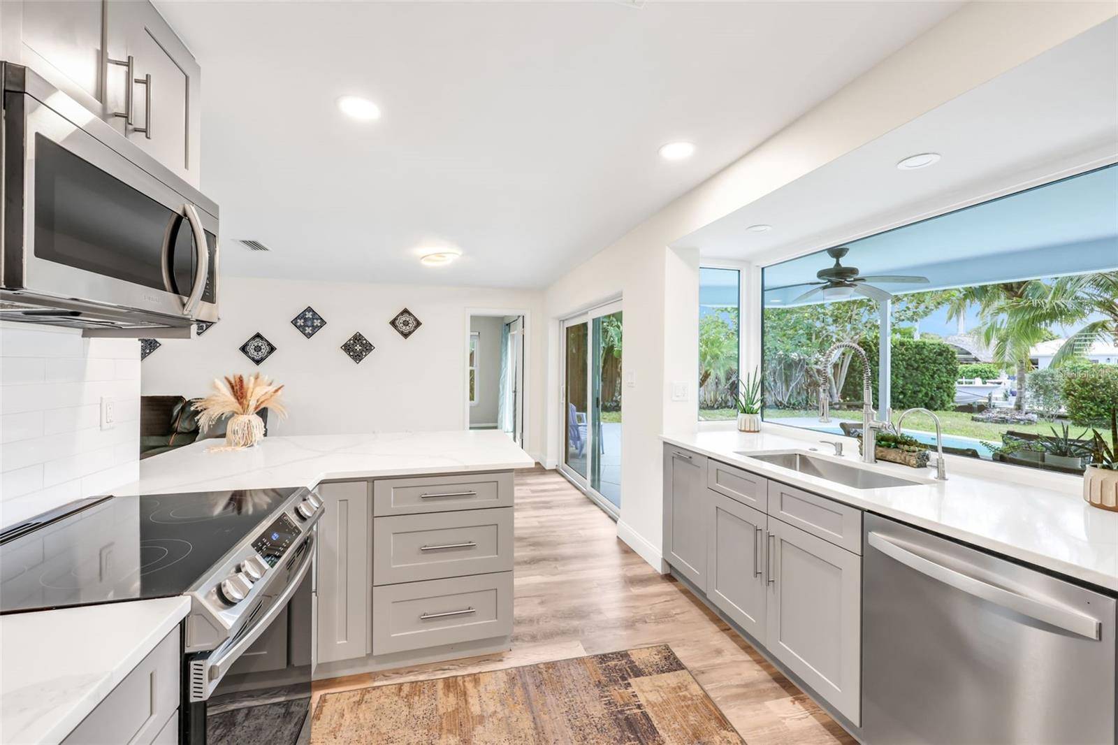 Fort Myers, FL 33919,392 NORWOOD CT