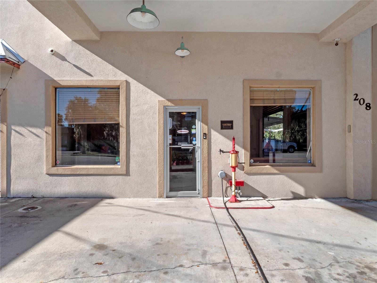 New Smyrna Beach, FL 32168,208 MAGNOLIA ST