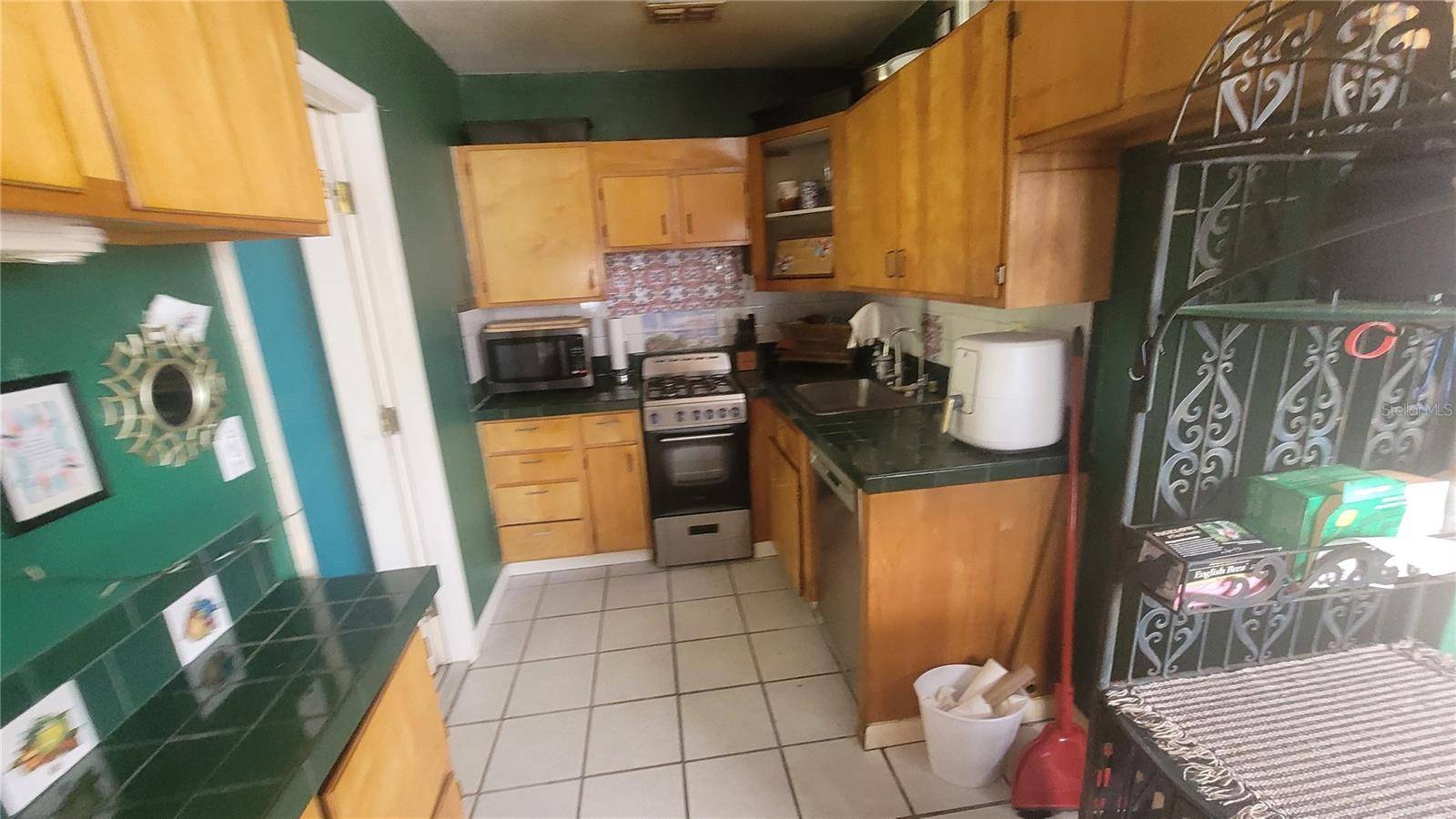 New Smyrna Beach, FL 32169,822 E 9TH AVE