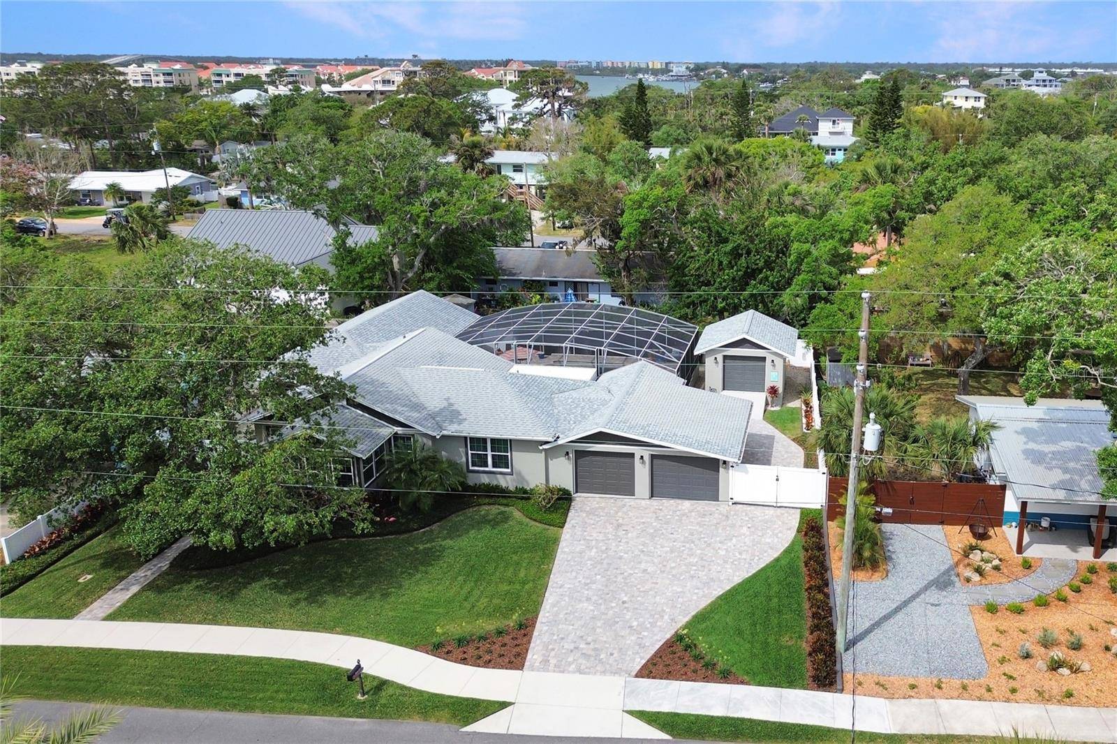 New Smyrna Beach, FL 32169,606 S PINE ST