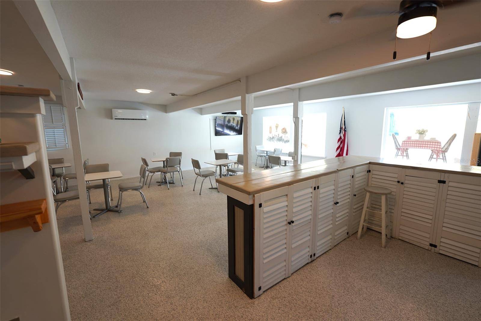 New Smyrna Beach, FL 32168,318 N DIXIE FWY