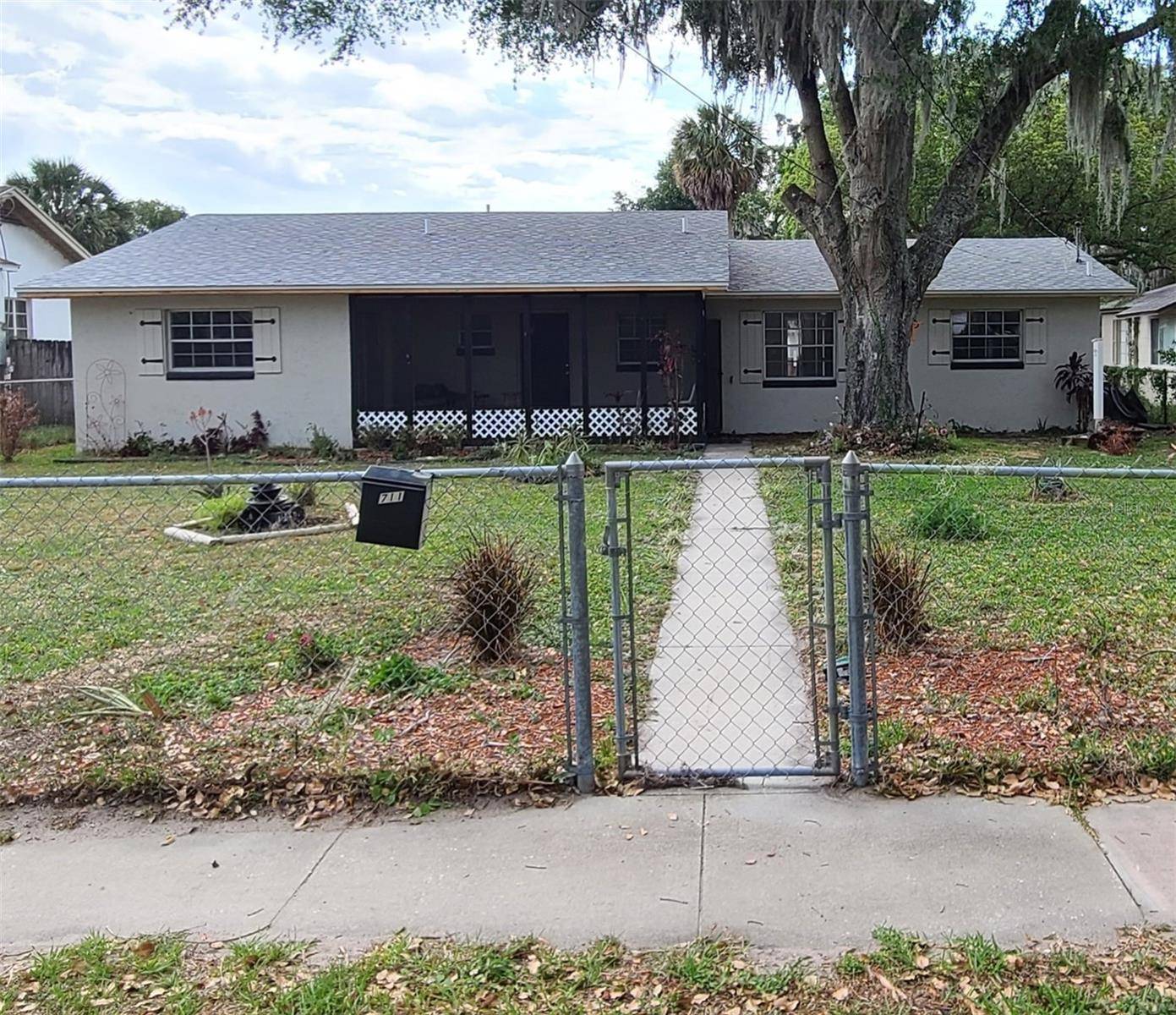 Tavares, FL 32778,711 N SAINT CLAIR ABRAMS AVE