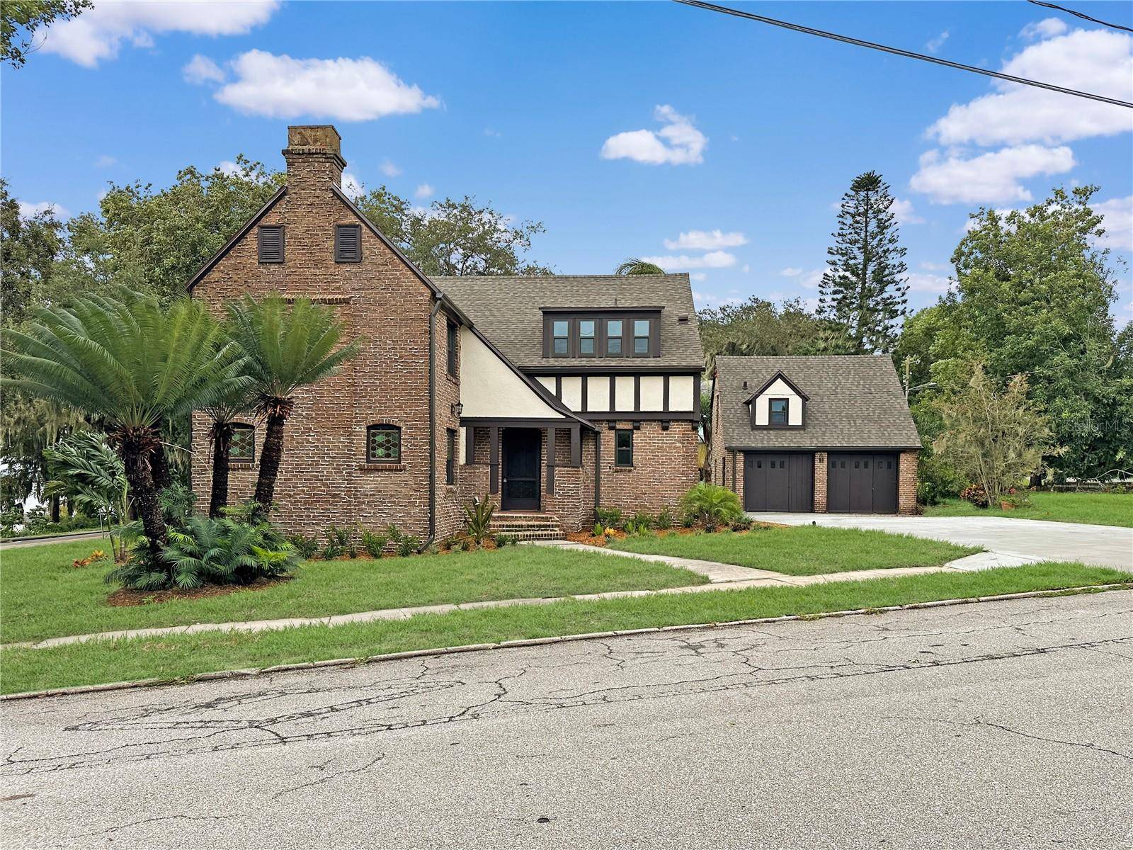 Eustis, FL 32726,1689 LAKESHORE DR
