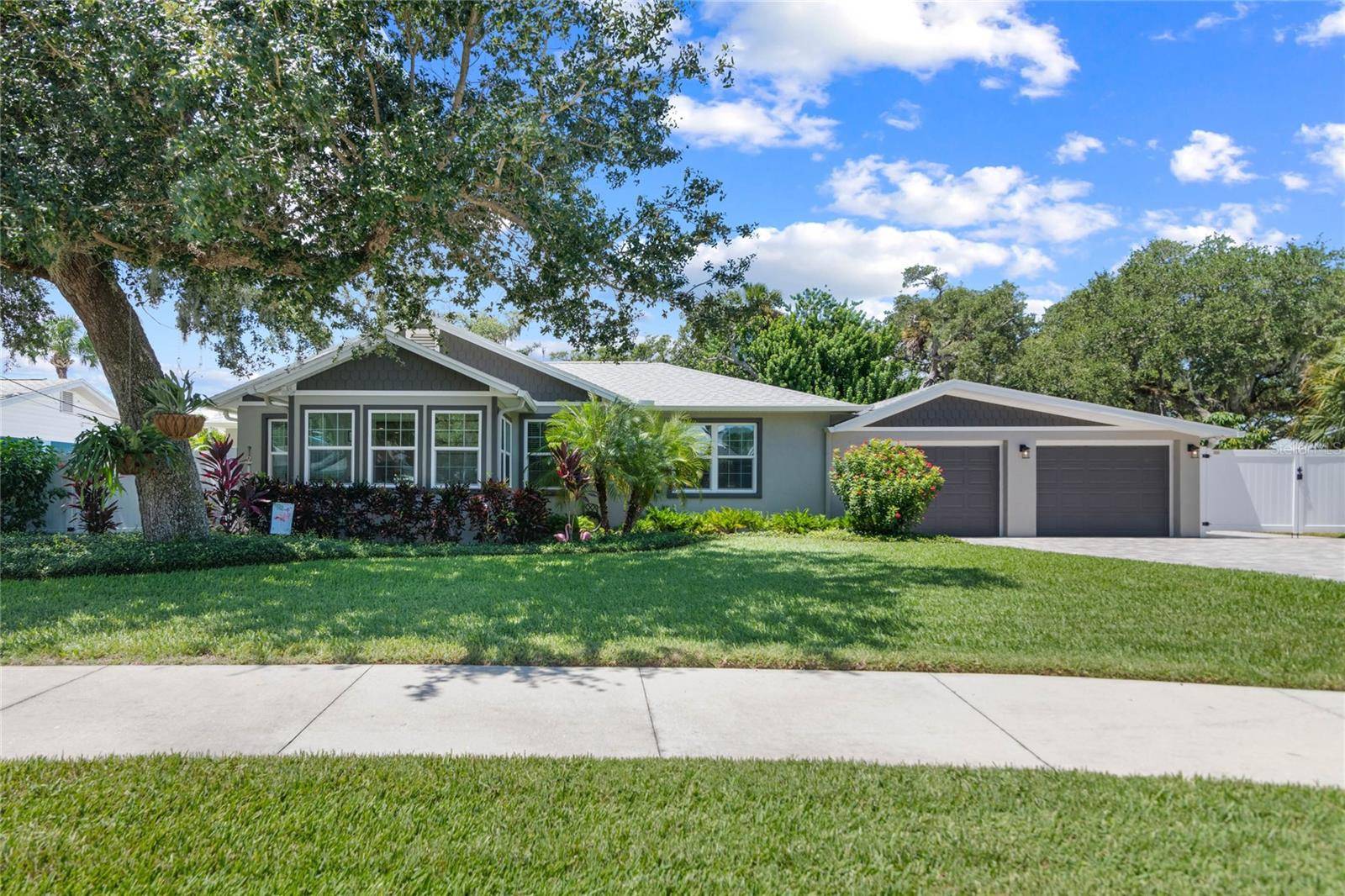 New Smyrna Beach, FL 32169,606 S PINE ST